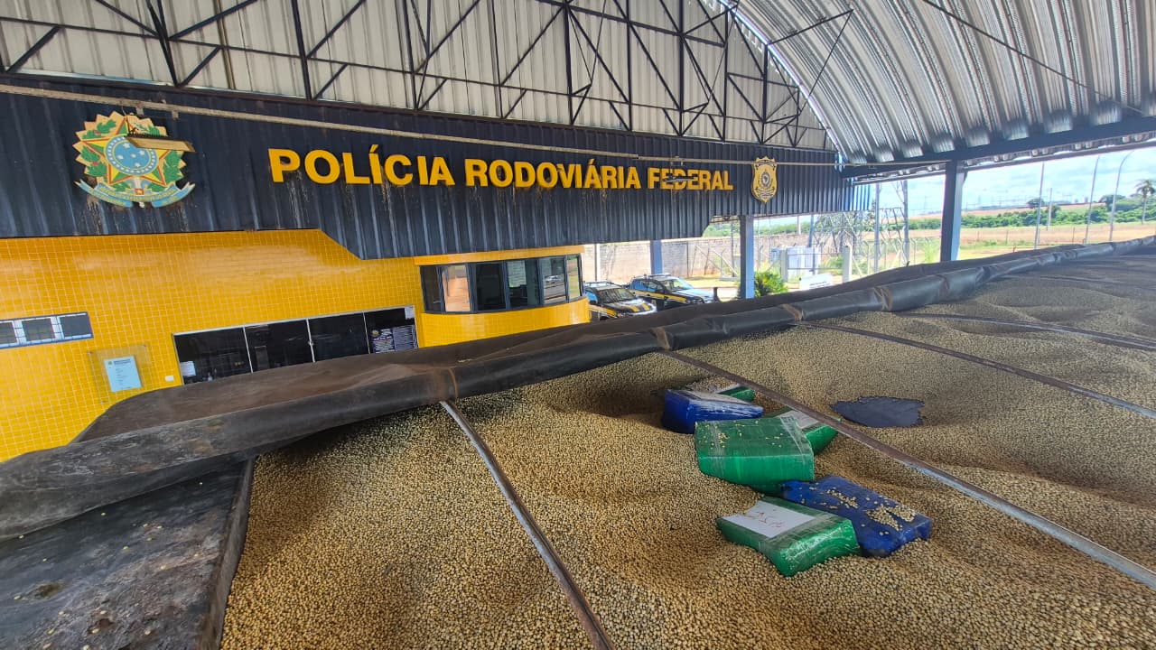 PRF apreende mais de 3 toneladas de maconha em carga de soja em Guaíra