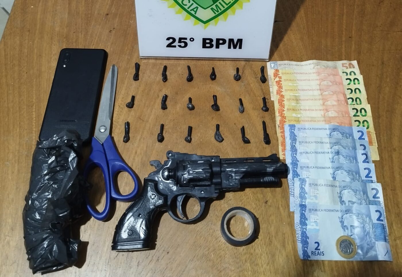 Jornal Ilustrado - Trio é flagrado com drogas e simulacro de arma de fogo no Jardim Viveiros