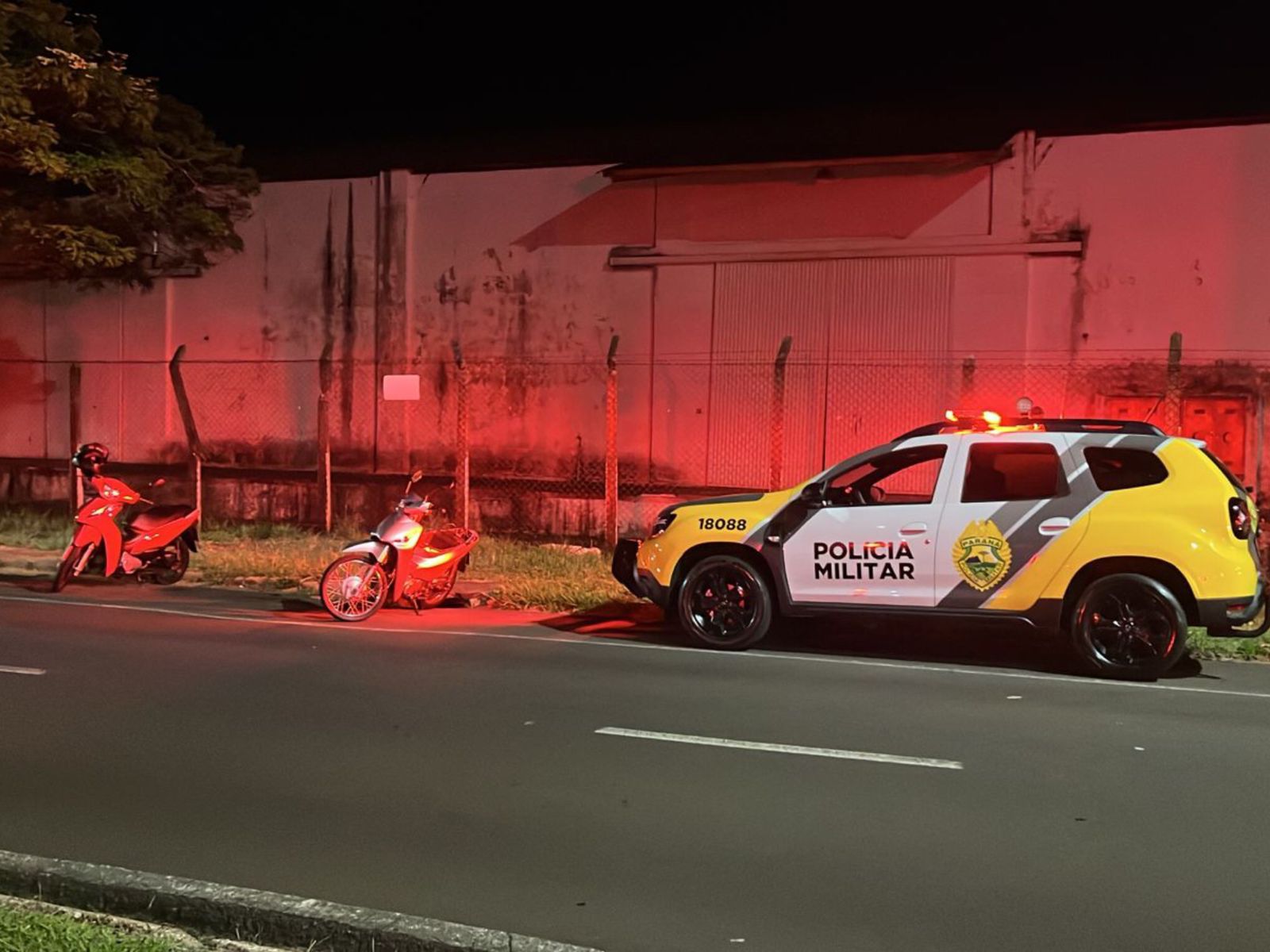Colisão frontal entre motonetas deixa dois feridos na Zona VI, em Umuarama 