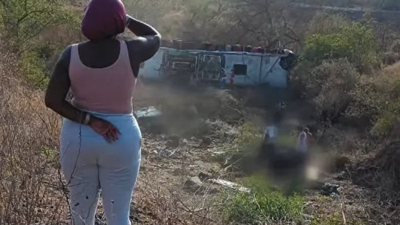 Jornal Ilustrado - Ônibus com romeiros capota e deixa 15 mortos e vários feridos em Alagoas