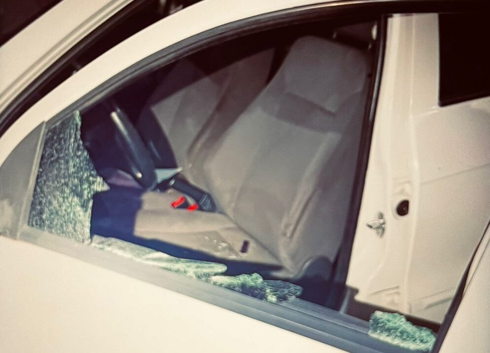 Ex-marido joga bola de metal em carro e deixa mulher ferida em Perobal
