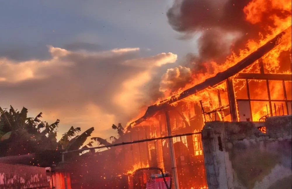 Família com 3 adultos e 6 crianças pede ajuda após incêndio destruir casa em Alto Piquiri
