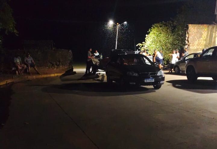 Jornal Ilustrado - Alto Paraíso: familiares passam a noite na beira do rio Paraná em busca de estudante desaparecido