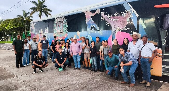 Produtores rurais de Umuarama participam de viagem técnica ao Show Rural Coopavel