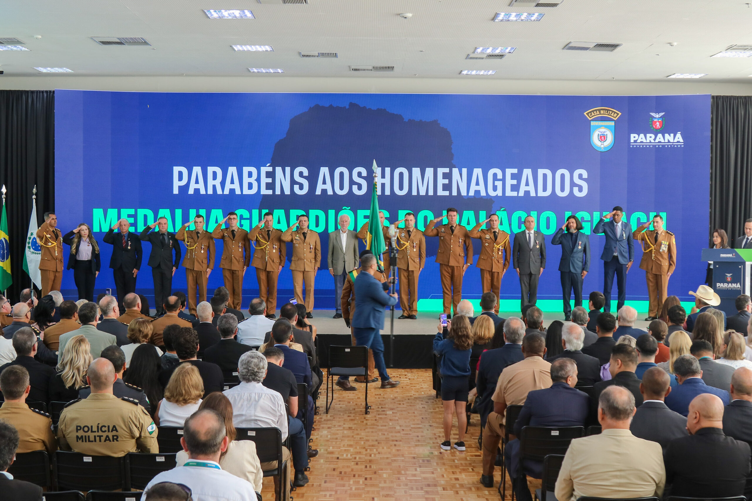 Jornal Ilustrado - Pastor Perci Fontoura recebe Medalha de Mérito da Casa Militar do Paraná 
