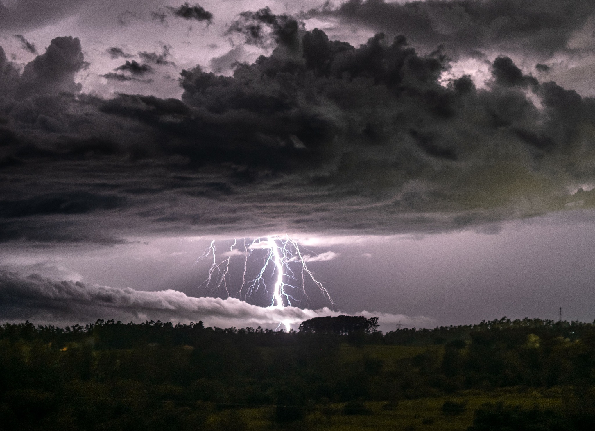 Após chuva no fim de semana, massa de ar frio deve derrubar temperaturas no Paraná