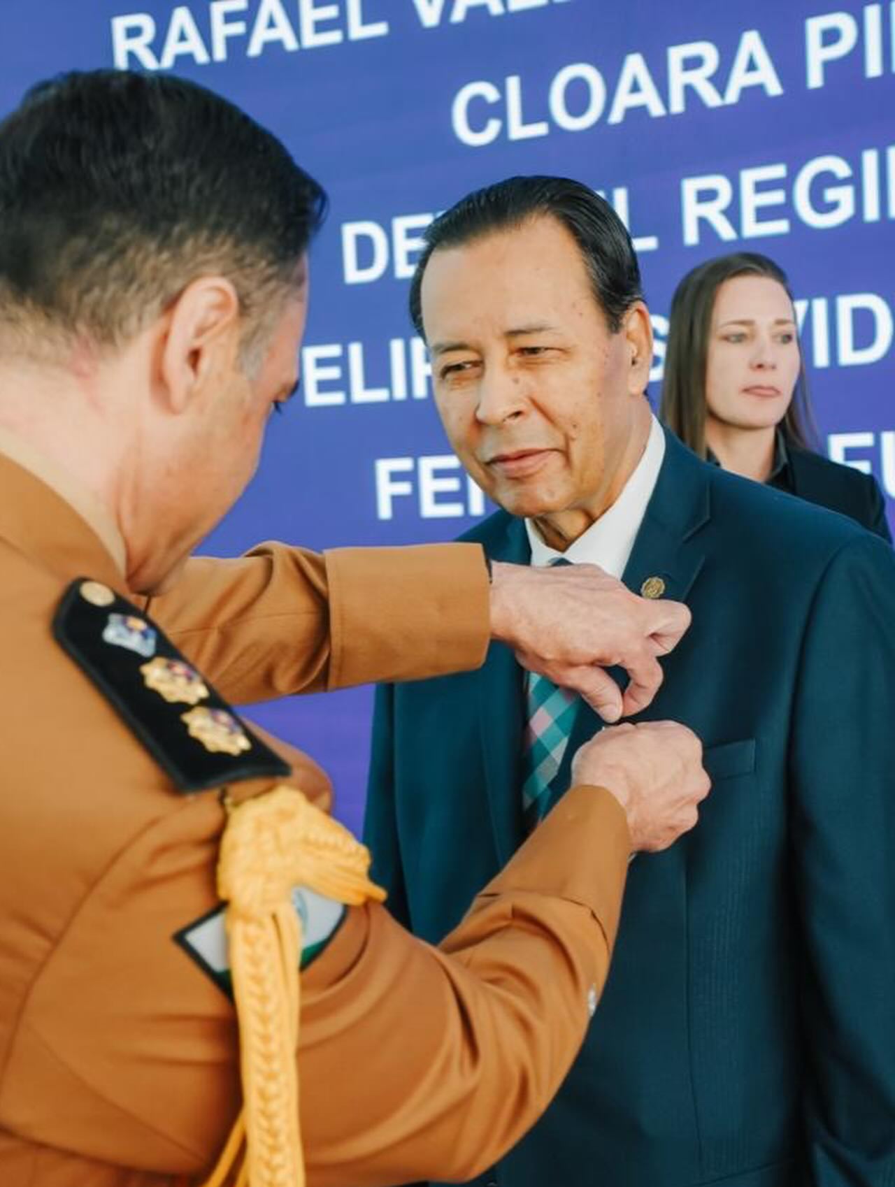Jornal Ilustrado - Pastor Perci Fontoura recebe Medalha de Mérito da Casa Militar do Paraná 