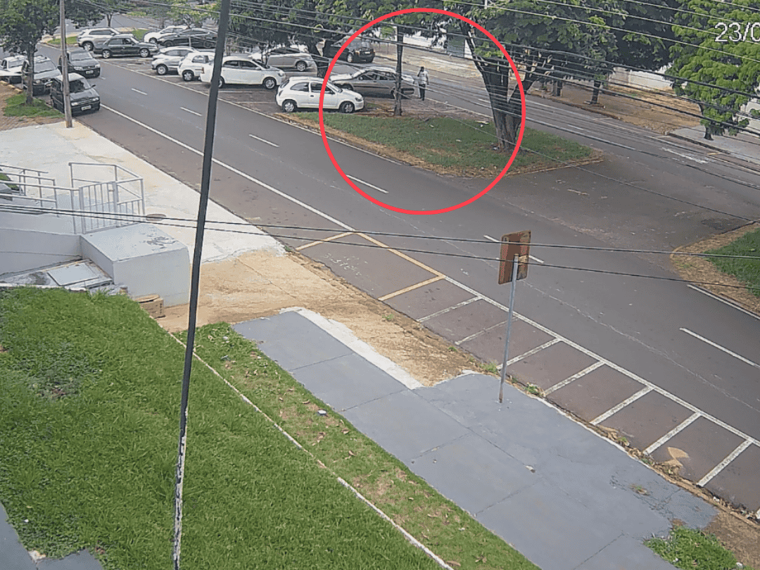 Jornal Ilustrado - Ladrão ousado furta celular em frente a delegacia de Umuarama; COM VÍDEO