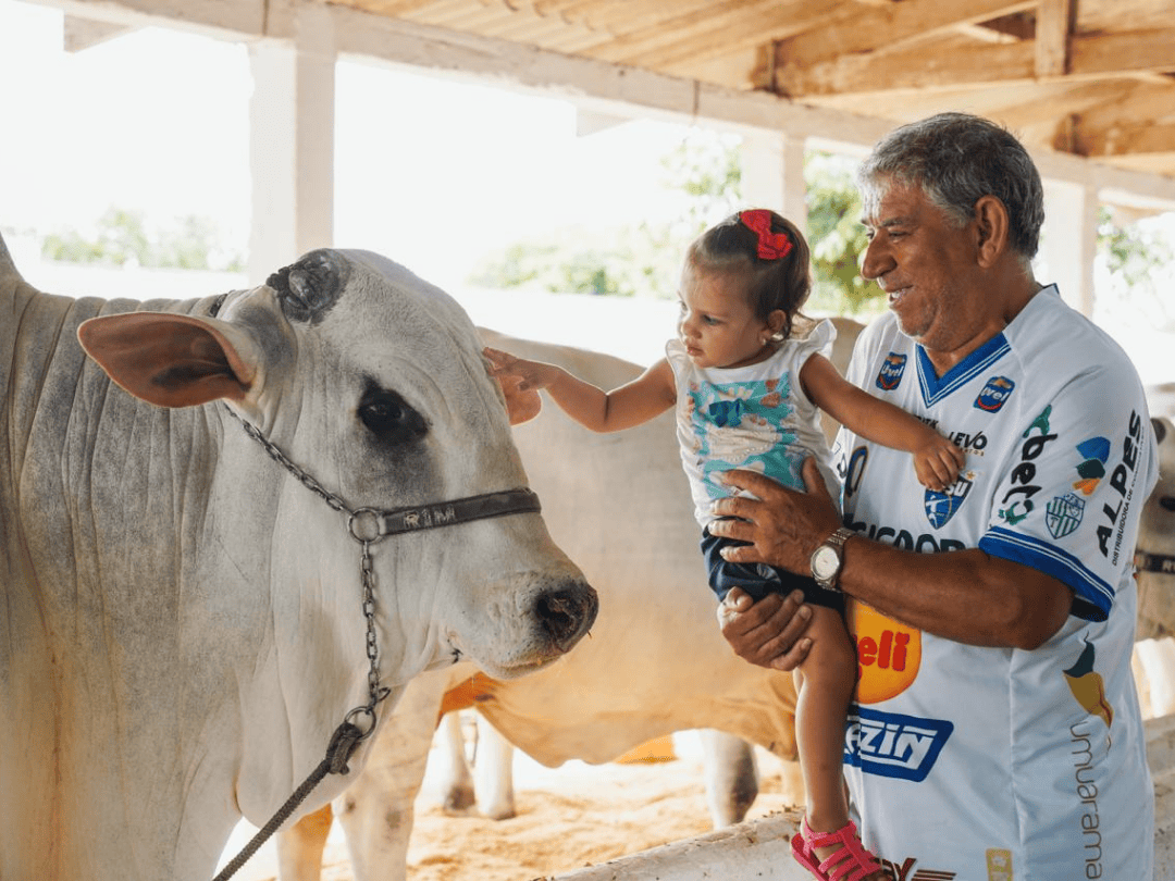 Entre carinho e descobertas, crianças fortalecem laços com os animais na Expo Umuarama
