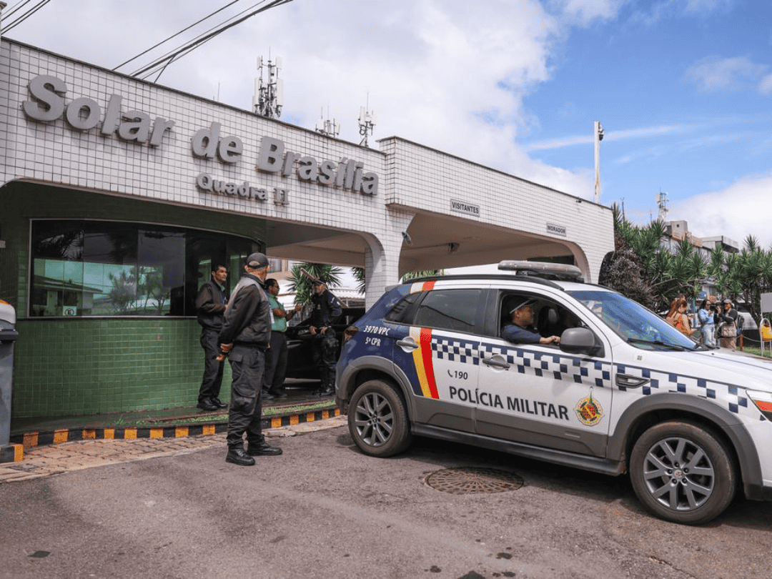 Bolsonaro recebe alta e chega em casa para cumprir prisão domiciliar