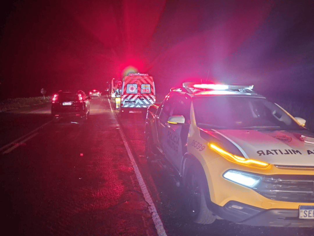 Acidente entre carro e ônibus na PR-323 deixa jovem em estado grave