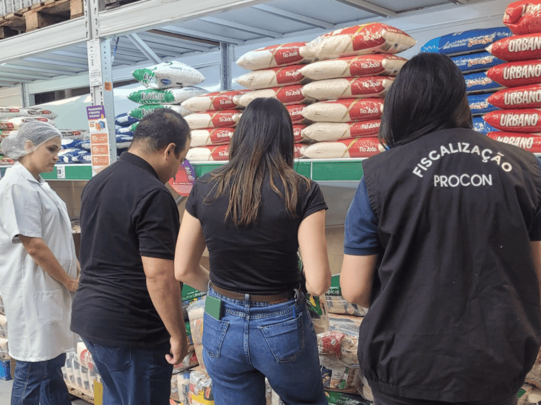 Procon de Umuarama notifica atacadista por vender alimentos com carunhos