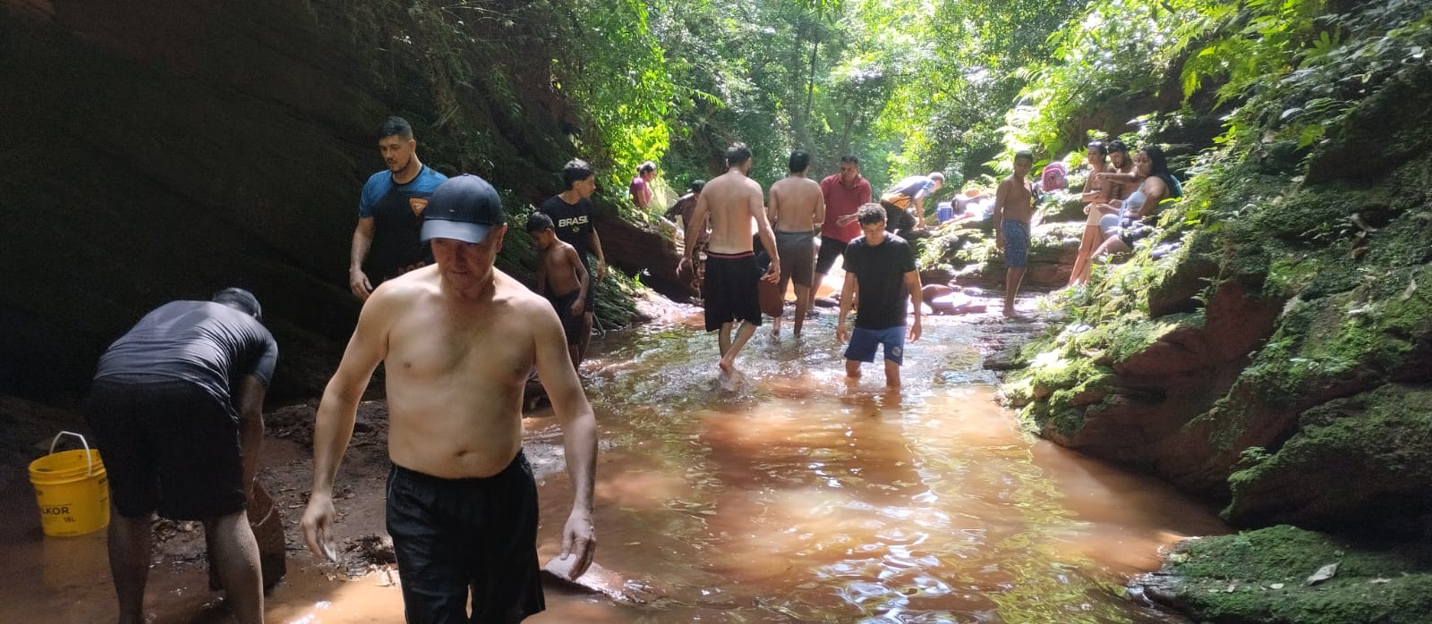 Jornal Ilustrado - Mutirão reúne voluntários e garante limpeza da Cachoeira do Jonas em Umuarama