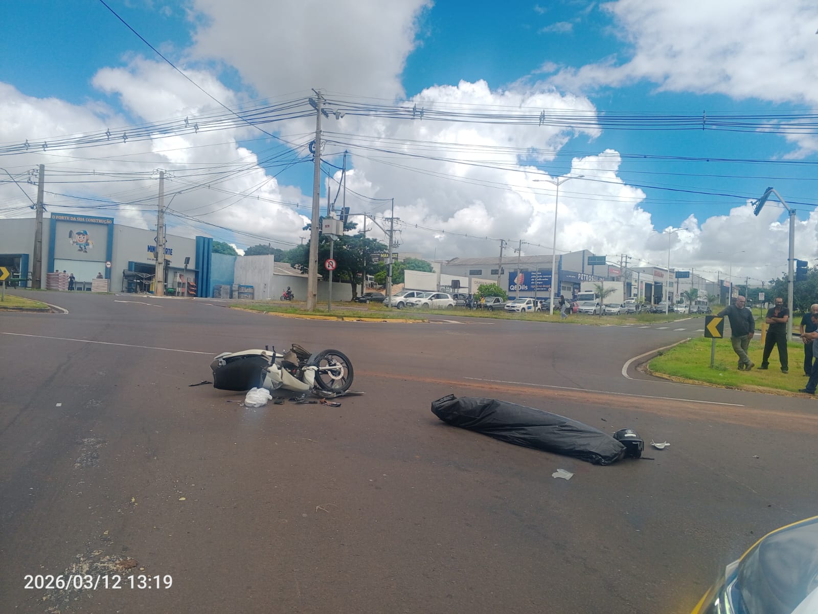 Jornal Ilustrado - "Semáforo abriu, mas ninguém seguiu...Ele foi e acabou batendo", diz testemunha de acidente fatal na saída para Xambrê