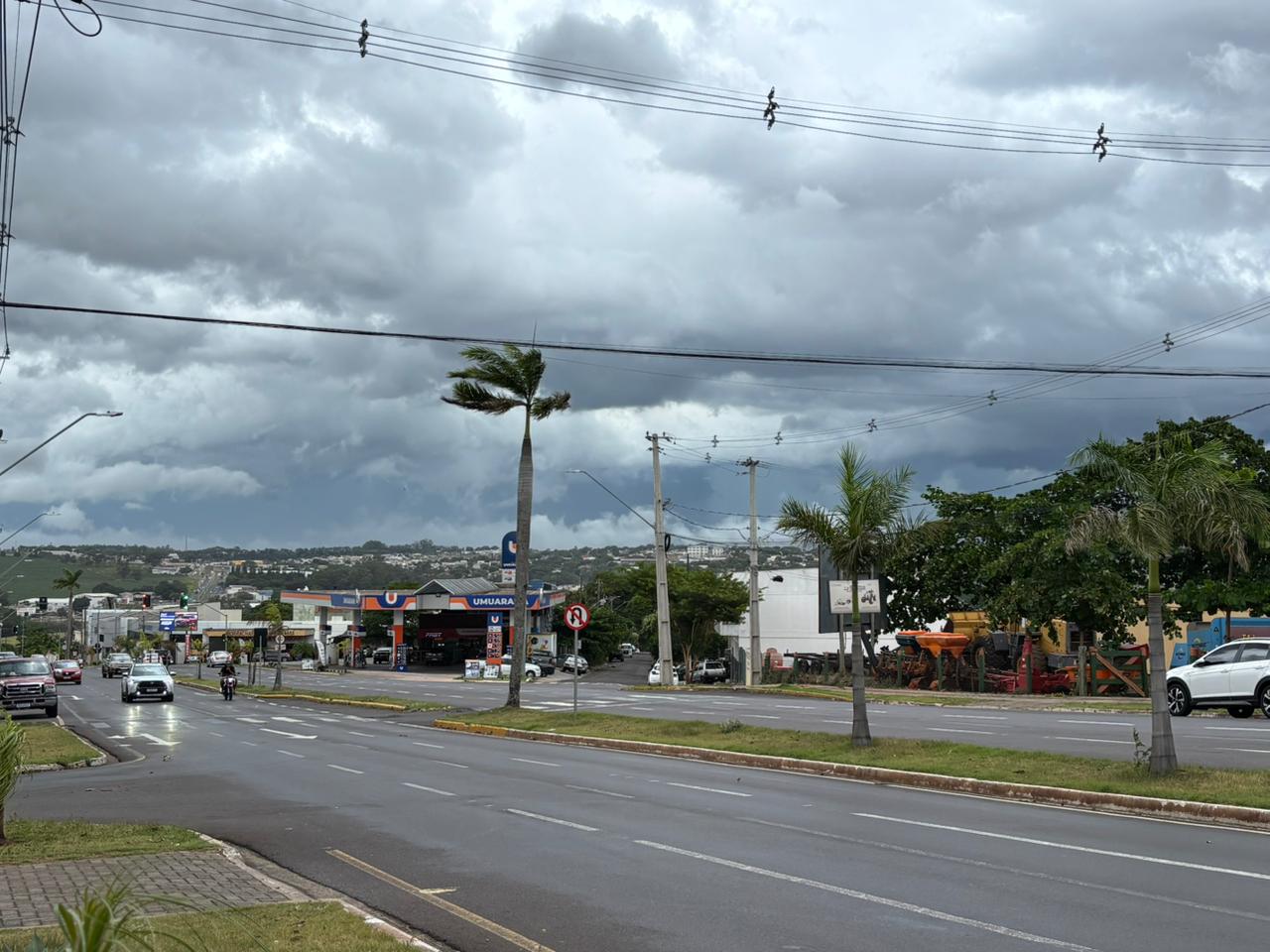 Nuvens carregadas e ventos fortes: a chuva chega em Umuarama após período seco