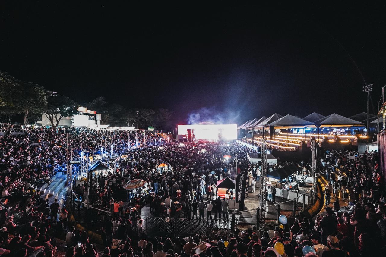 Com rodeio de alto nível e show musical, Expo Umuarama tem dia histórico