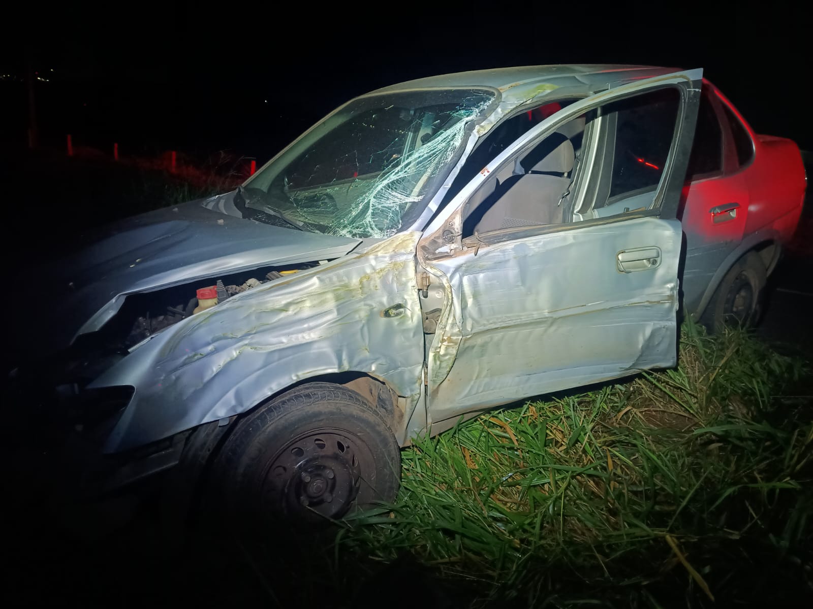 Jornal Ilustrado - Motorista com CNH suspensa bate carro contra porteira em Umuarama
