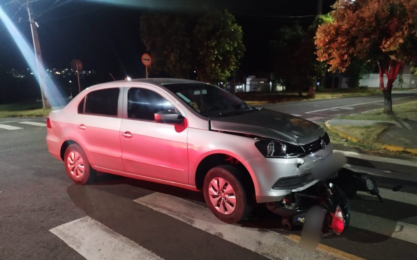 Jornal Ilustrado - Colisão entre carro e moto deixa duas pessoas feridas em Umuarama
