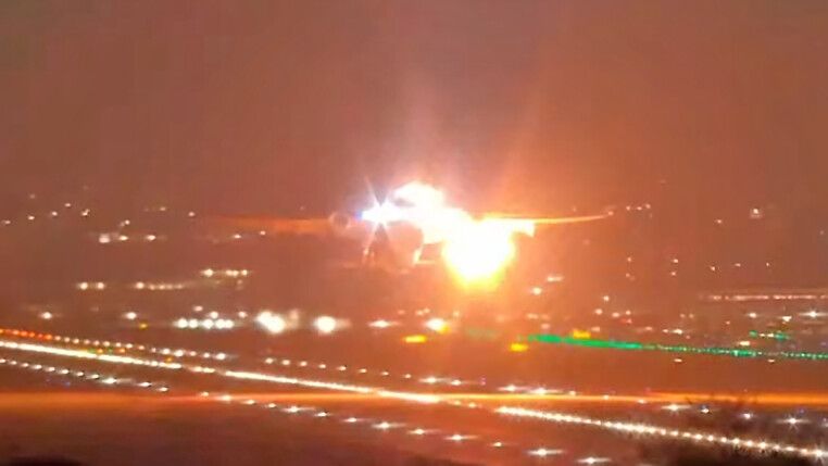 Turbina explode na decolagem em Guarulhos, e avião faz pouso de emergência