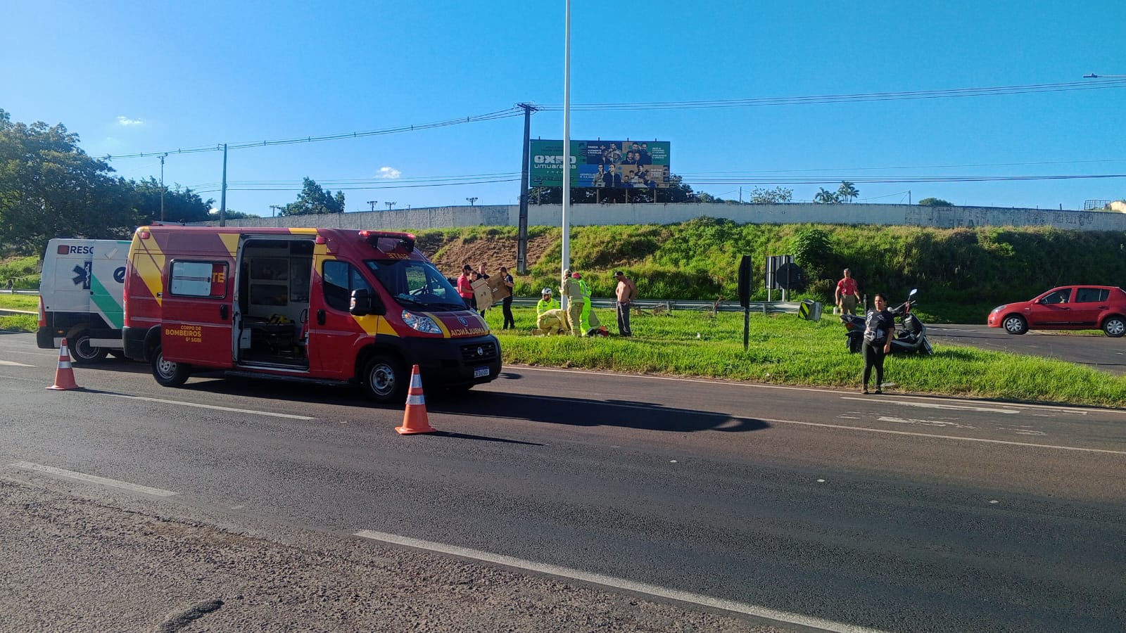 Jornal Ilustrado - Motociclista fica ferido na colisão entre moto e caminhão no trevo do Parque de Exposição