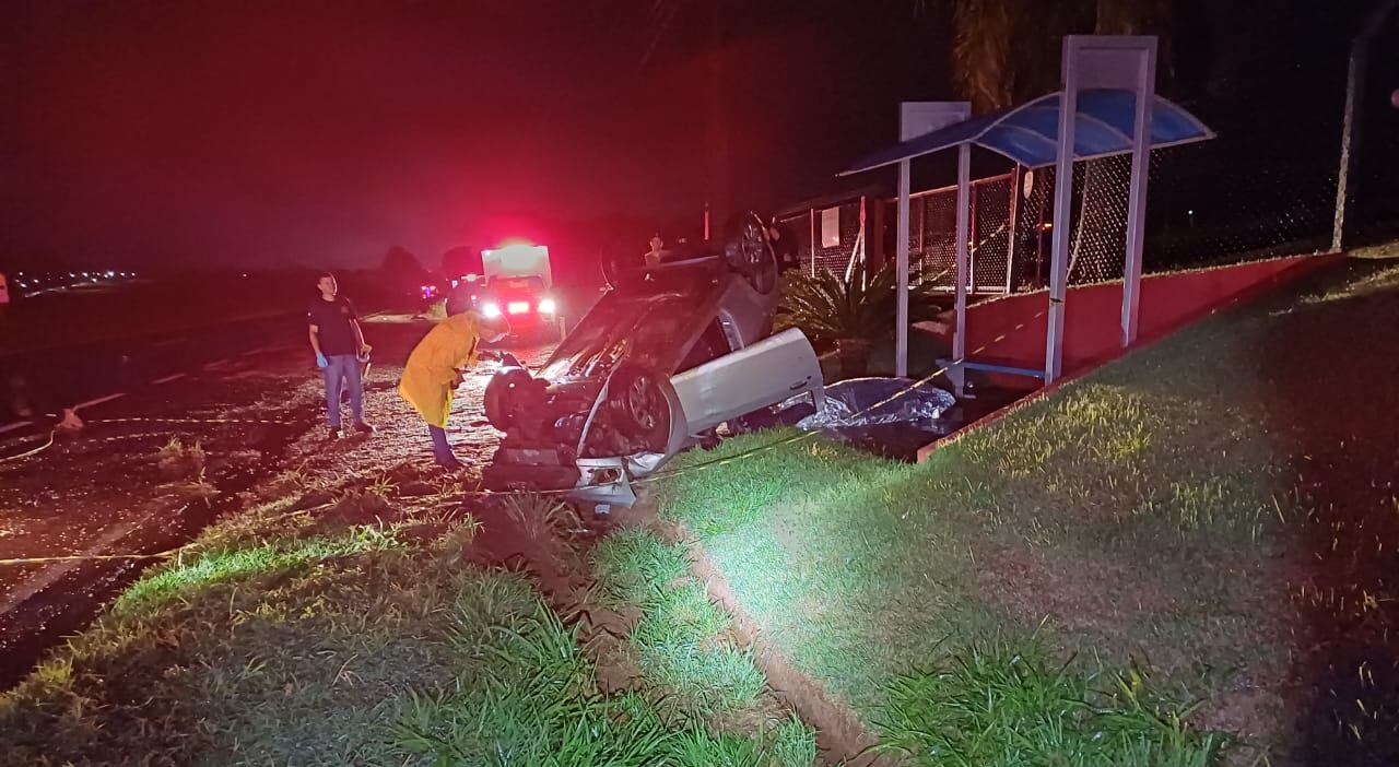 Condutor morre após carro atropelar capivara no meio da pista e capotar no PR
