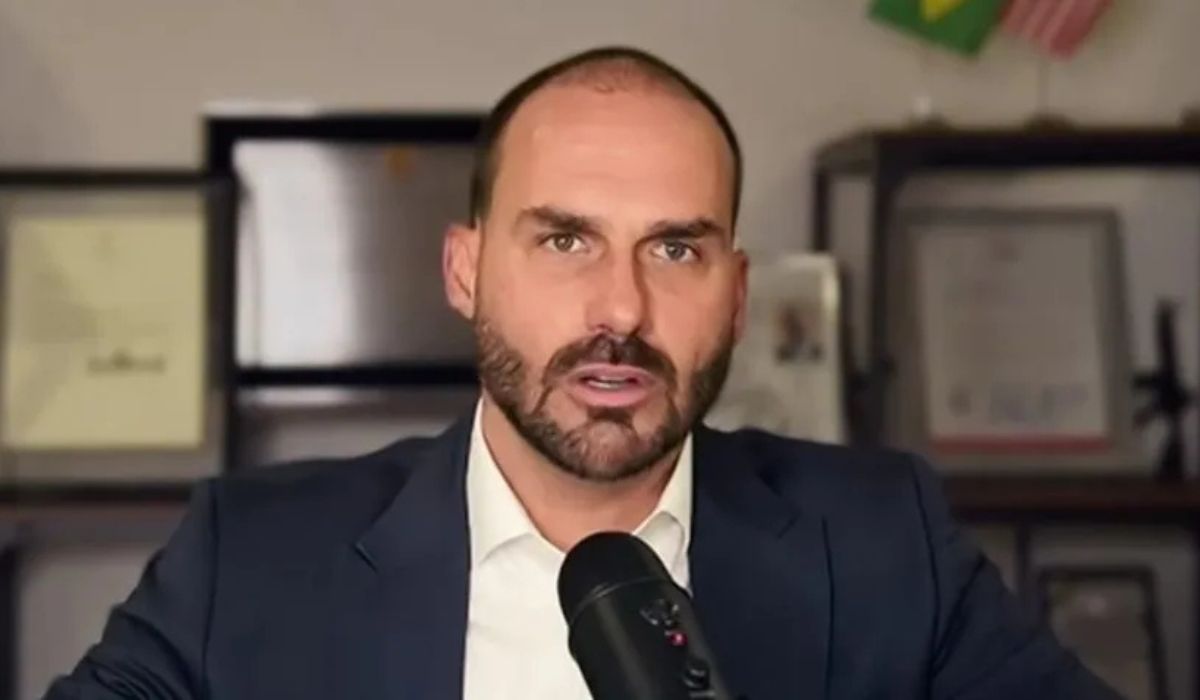 Eduardo Bolsonaro diz que Moraes bloqueou contas dele e da mulher e cita perseguição