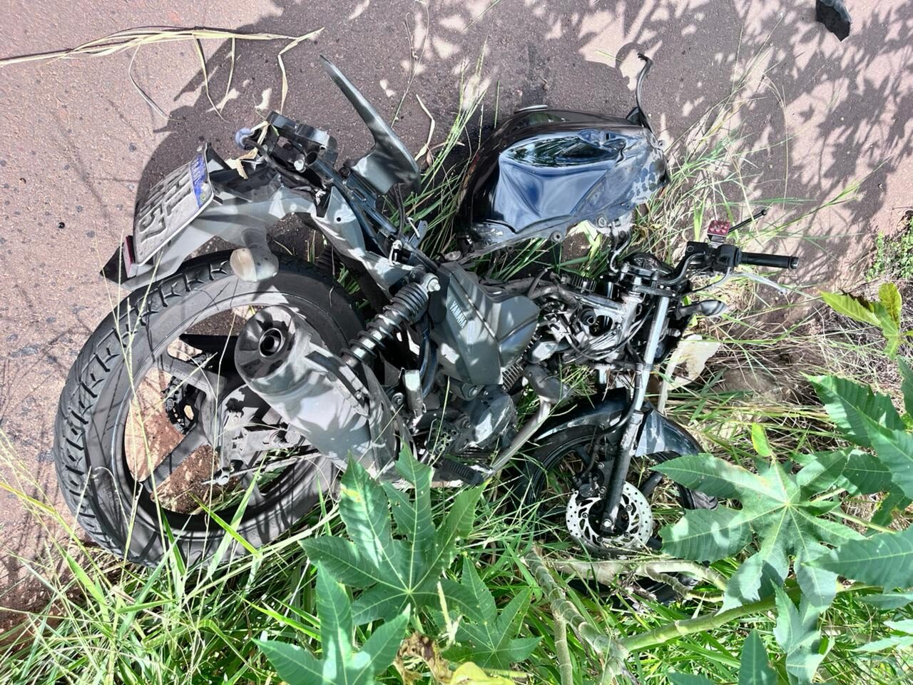 Motociclista sofre múltiplas fraturas após colisão com carro no Jardim Aeroporto