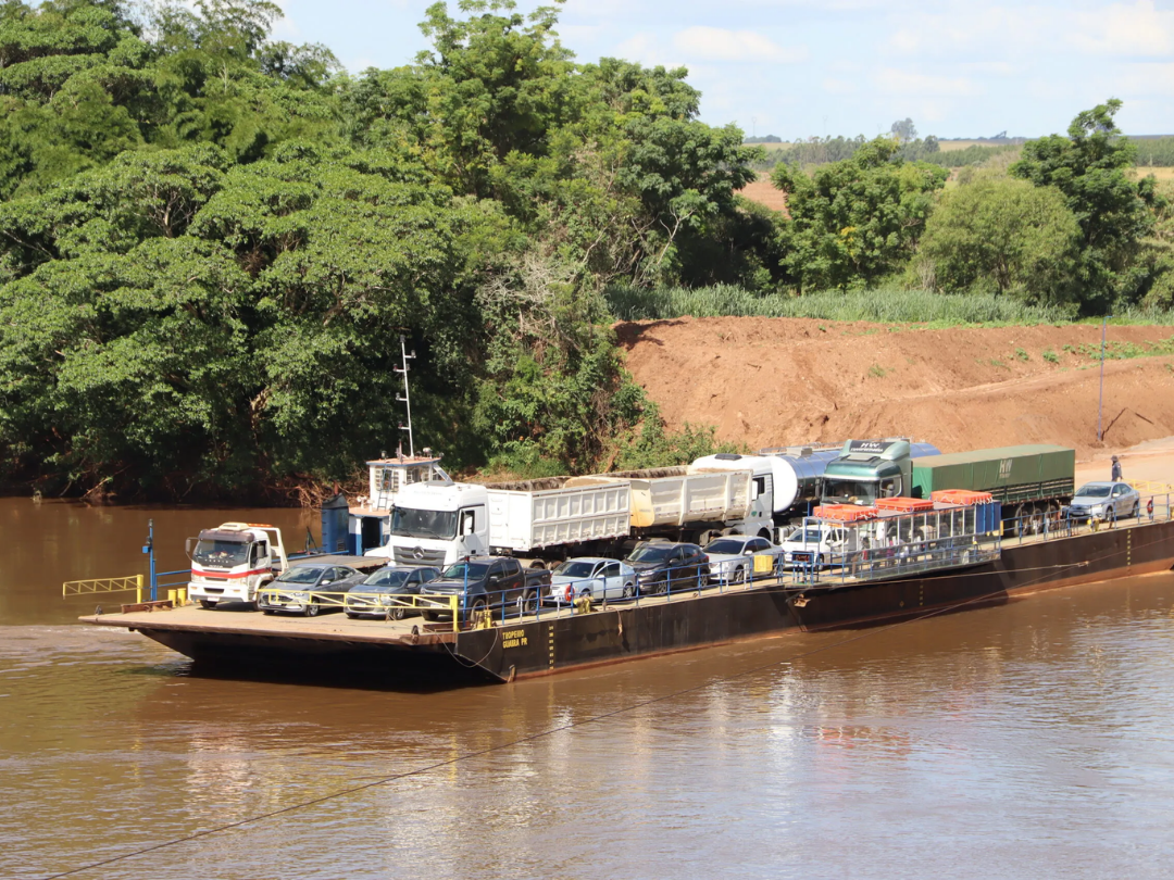 Segunda balsa começa a operar na BR-272 e reduz filas na travessia sobre o Rio Piquiri