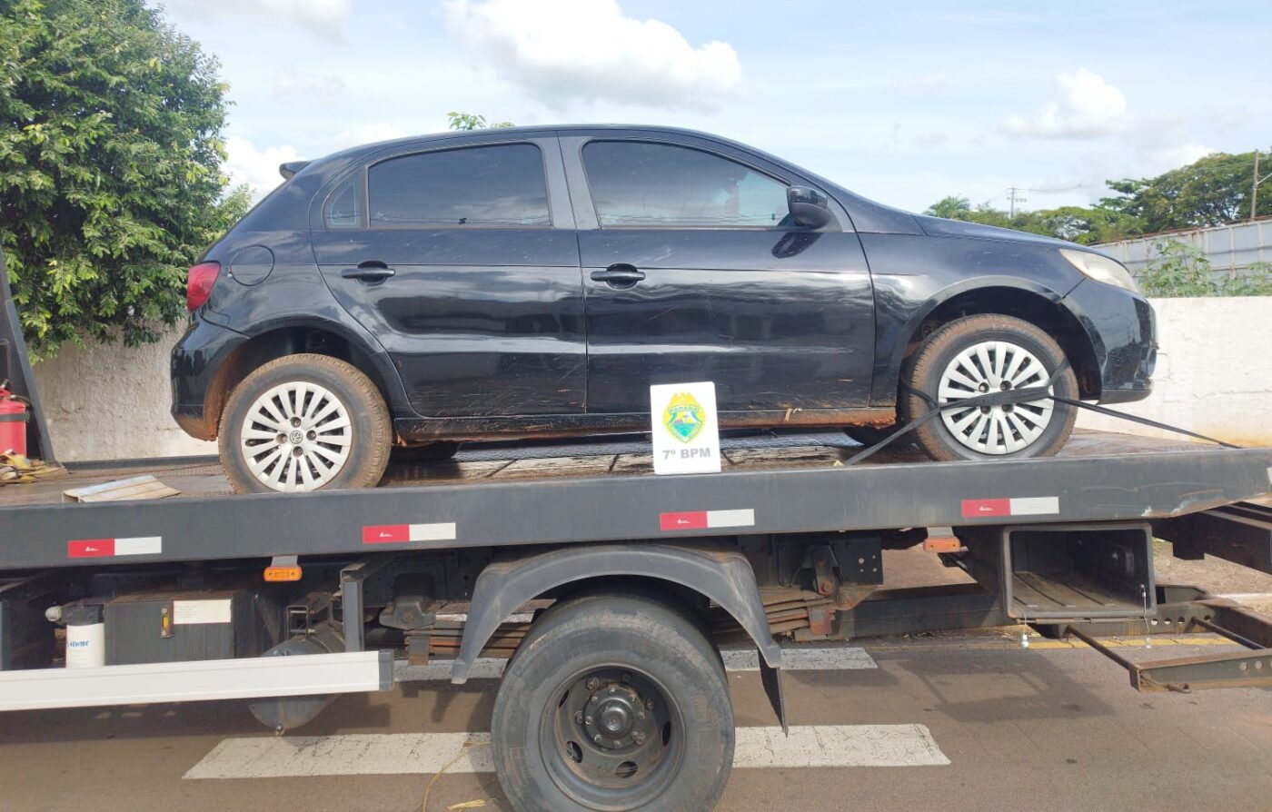 Jornal Ilustrado - Carro com sinais de tiros é encontrado aberto e abandonado em Cruzeiro