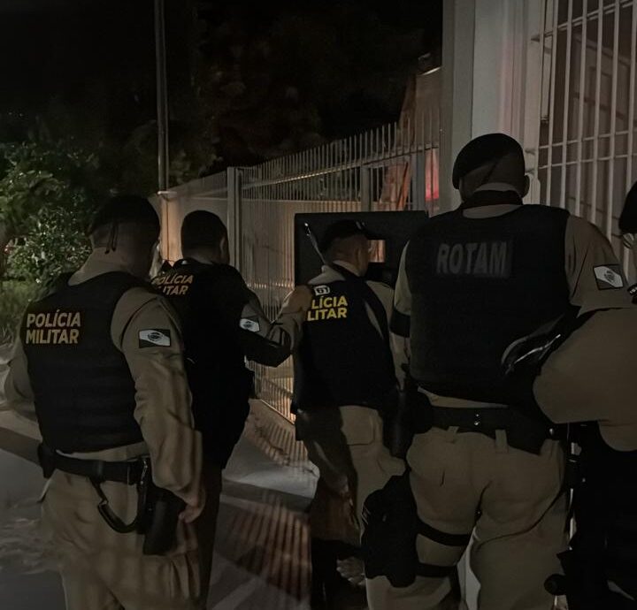 Homem em surto ameaça colocar fogo em casa com ele dentro. BOPE de Curitiba foi acionado