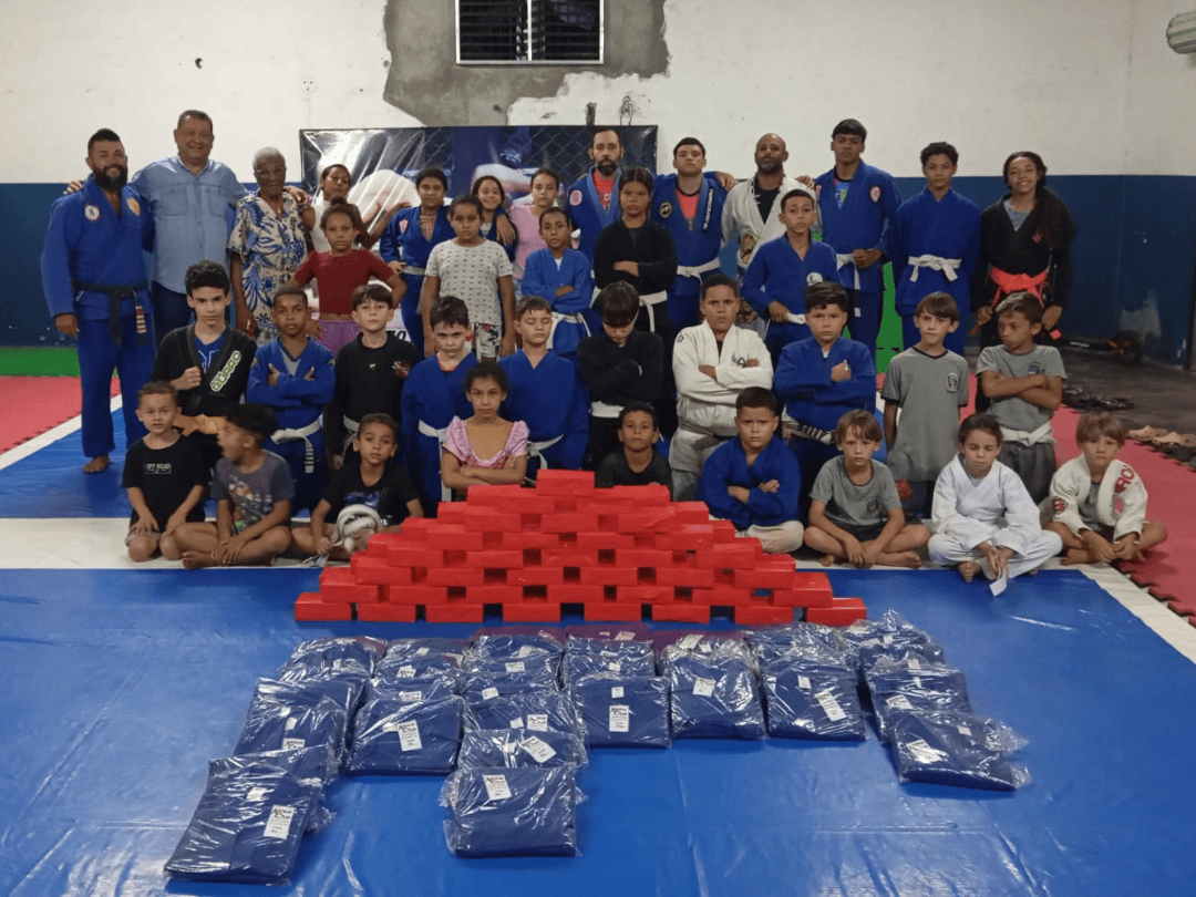 Crianças do projeto social de jiu-jitsu de Umuarama recebem quimonos