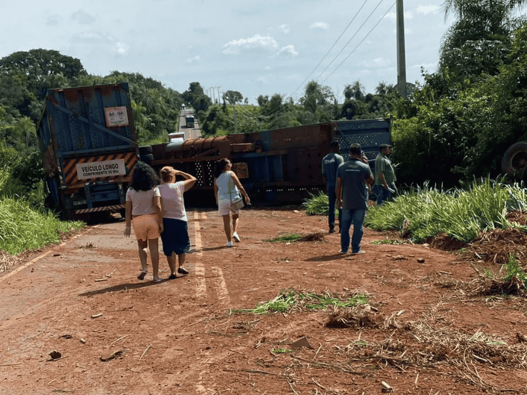 Jornal Ilustrado - Motorista morre após carreta capotar entre Ivaté e Icaraíma