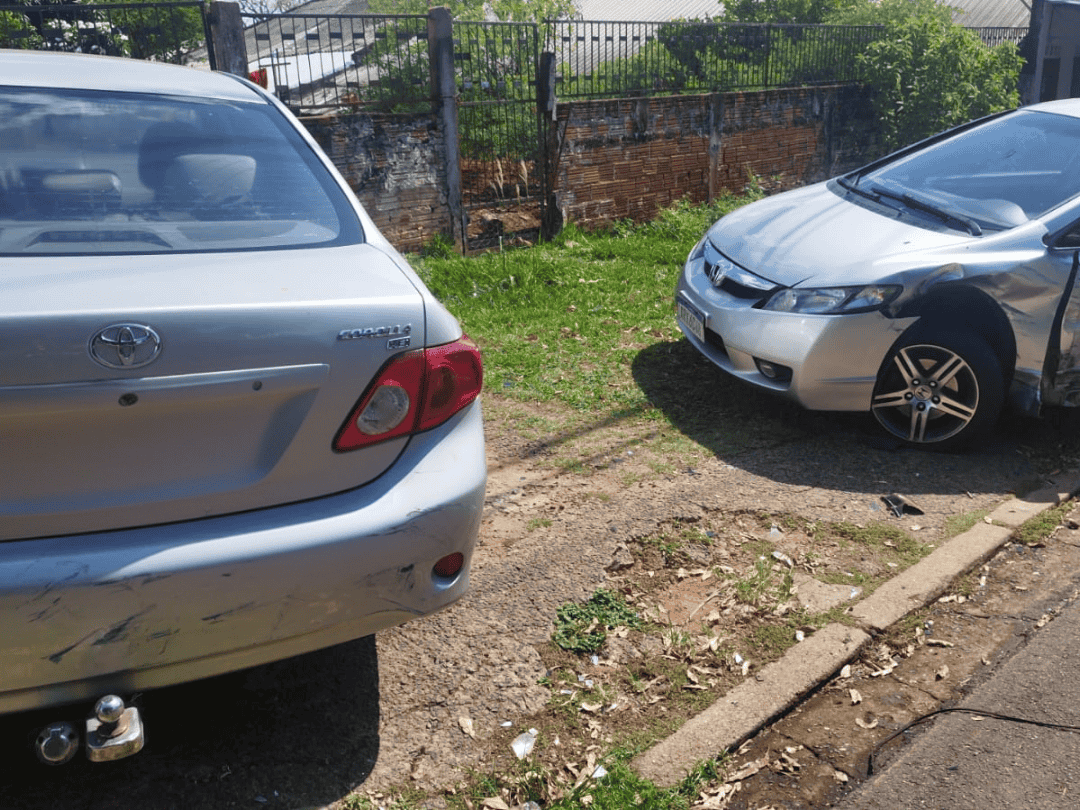 Umuarama: vídeo mostra motorista colidindo em veículos parados e fugindo em seguida