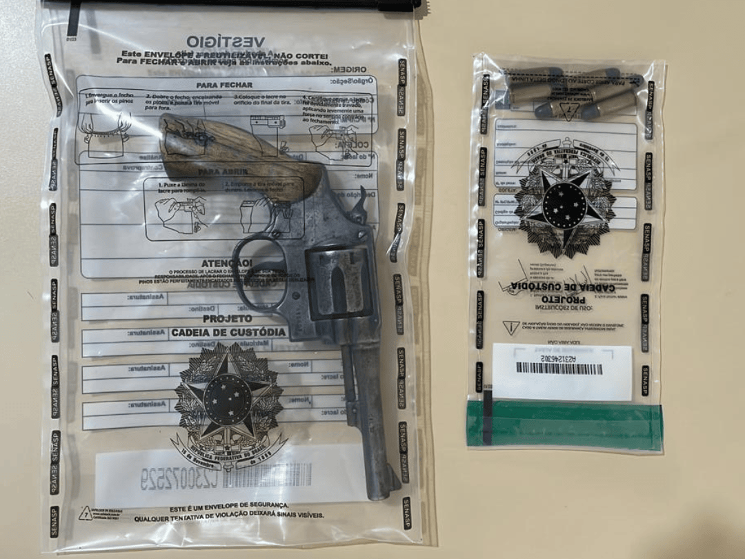 Investigado por violência doméstica é indiciado após polícia encontrar arma em casa
