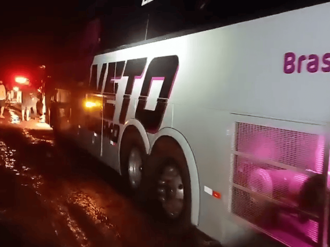 PRF frustra assalto a ônibus na BR-158 em Campo Mourão e três suspeitos são presos