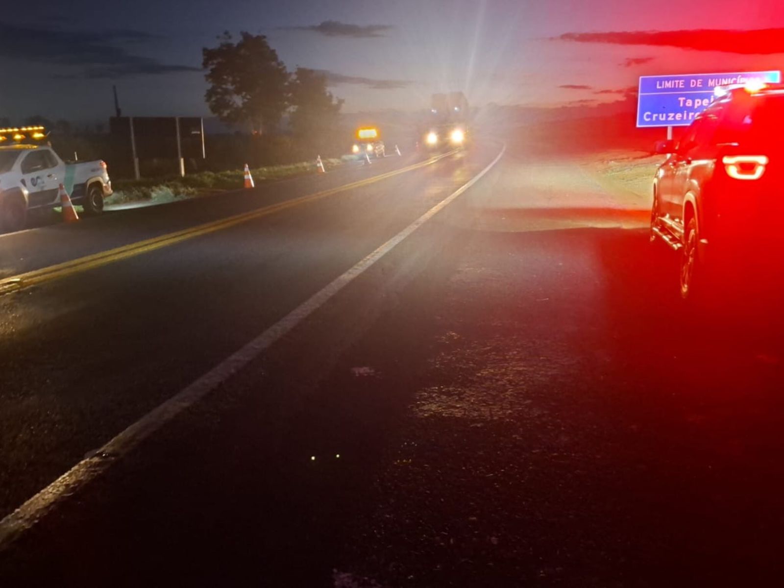 Carro capota após sair da pista e deixa quatro feridos na PR-323, em Cruzeiro do Oeste