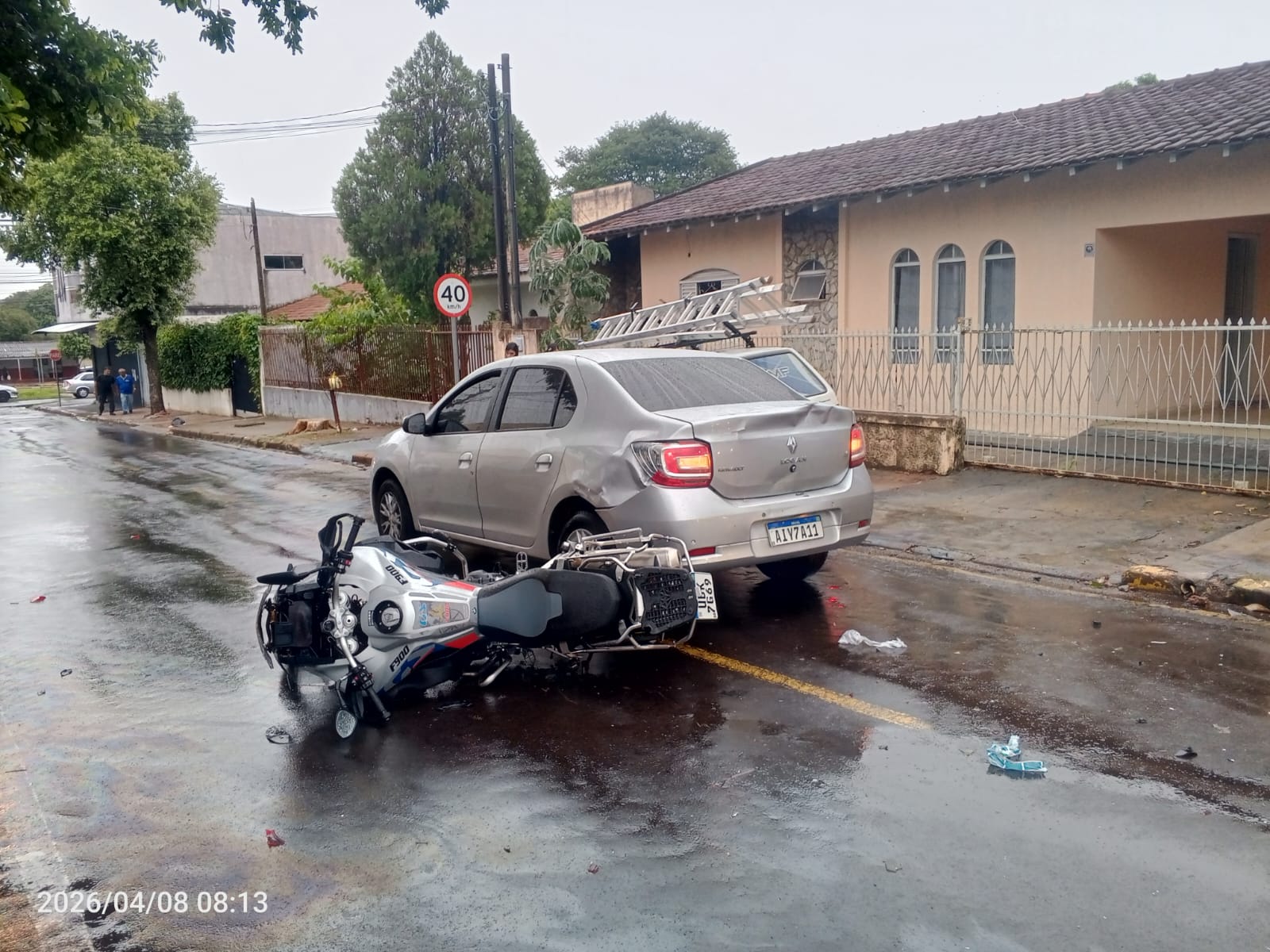 Jornal Ilustrado - Homem fica ferido após acidente envolvendo dois carros e uma moto em Umuarama  