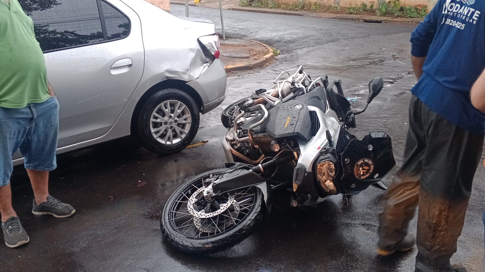 Jornal Ilustrado - Homem fica ferido após acidente envolvendo dois carros e uma moto em Umuarama  