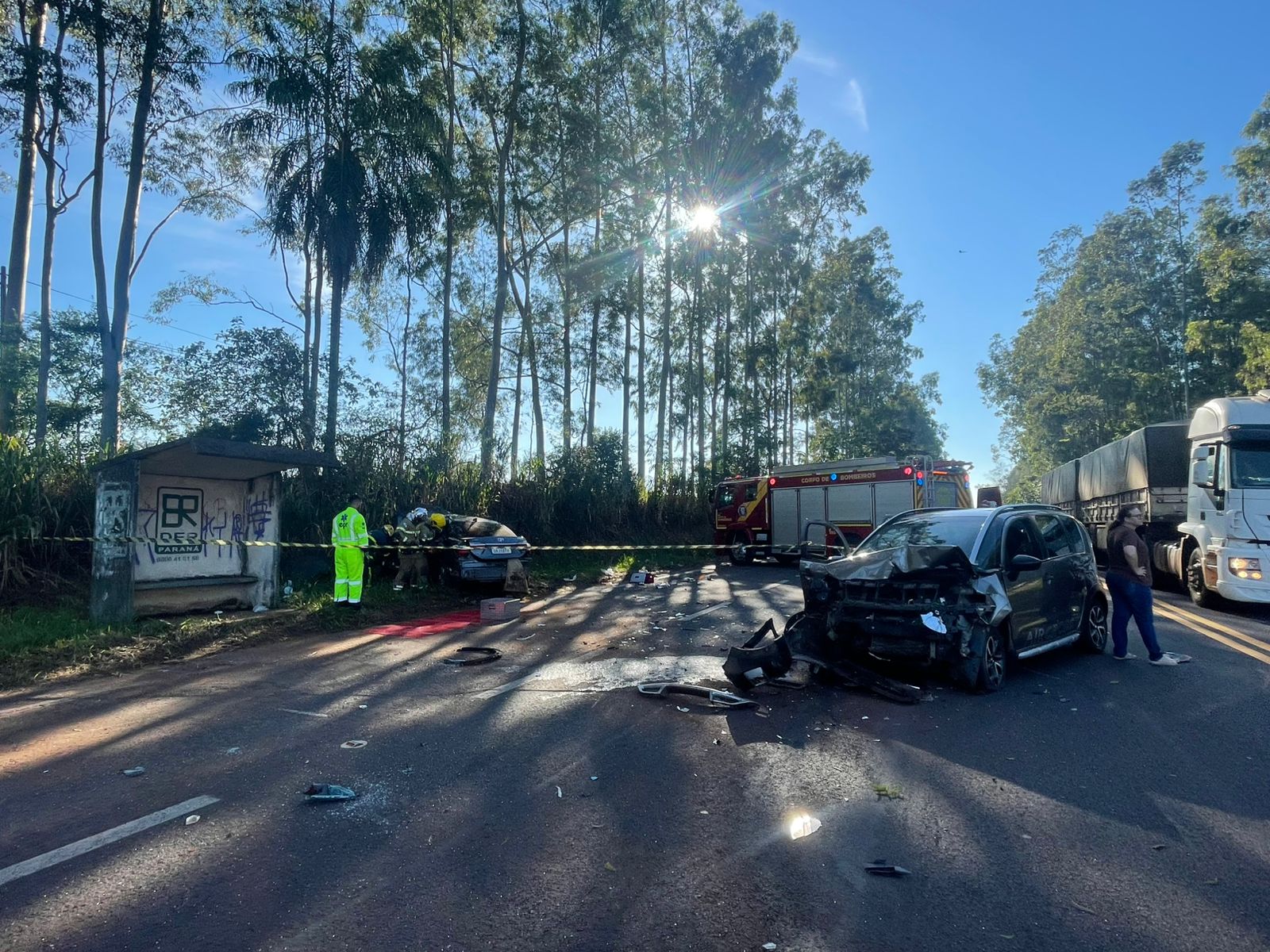 Colisão entre dois carros deixa quatro feridos na PR-323, em Umuarama 