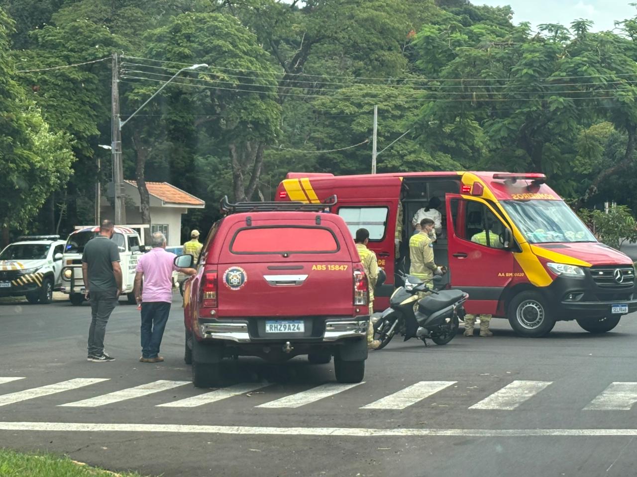 Motociclista sofre acidente após ônibus derramar óleo em avenida de Umuarama