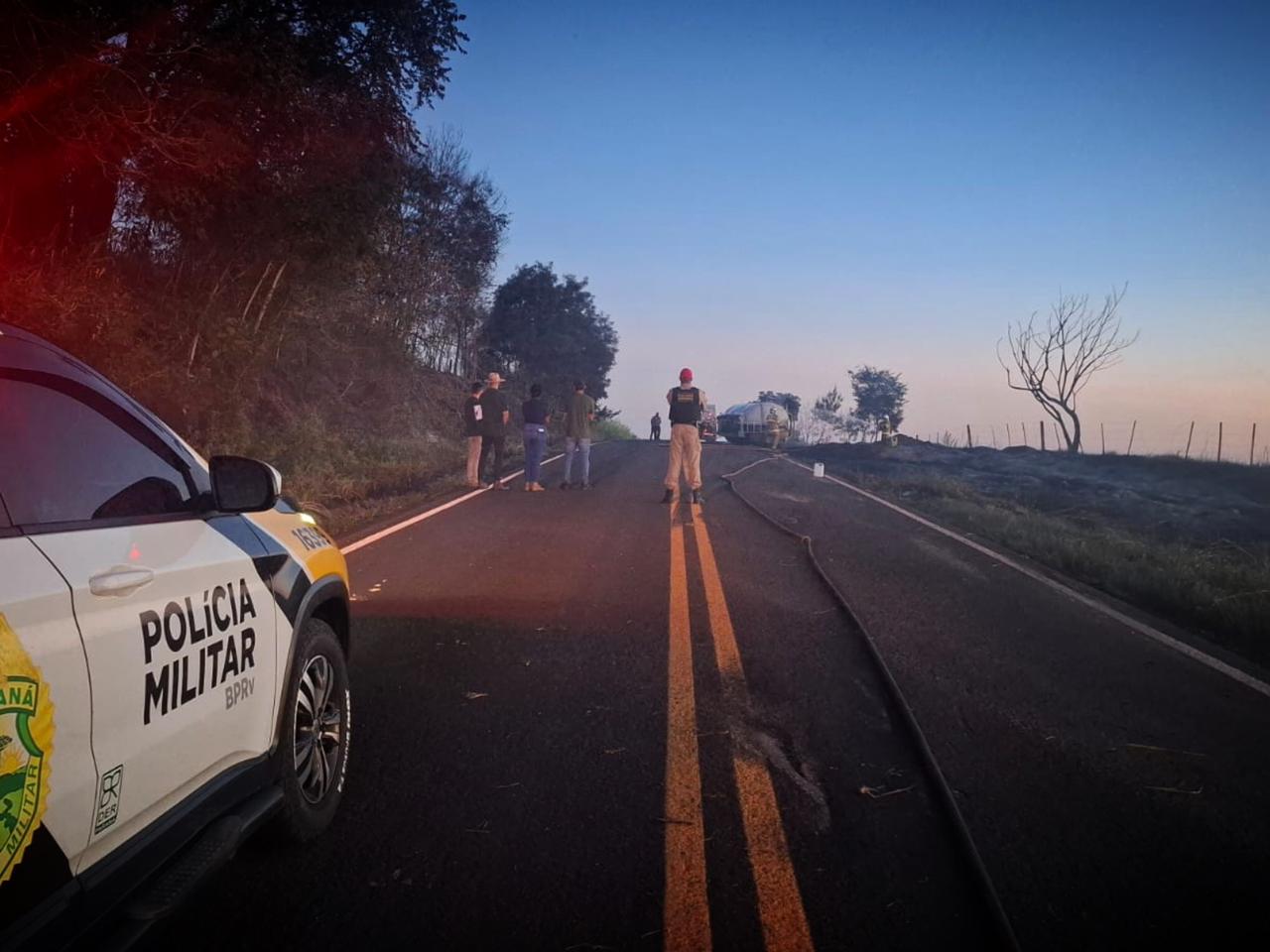 Carreta com etanol tomba e pega fogo na PR-323, em Cruzeiro do Oeste 