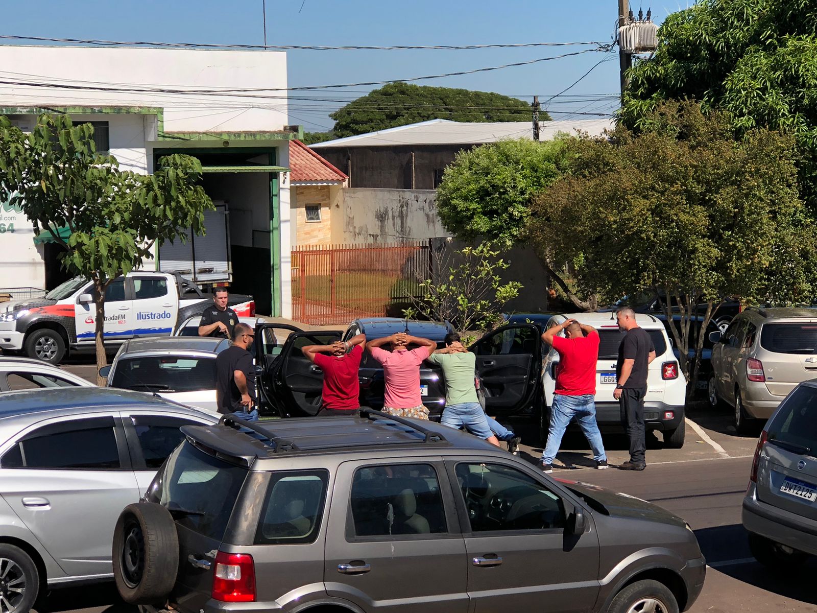 Preso em frente a delegacia diz que arma era para proteger namorado de jovem morta no Sonho Meu