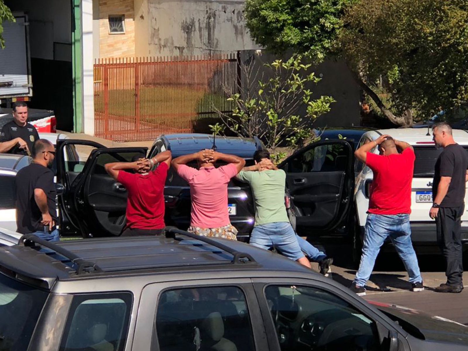 Jornal Ilustrado - O grande jornal do Noroeste do Paraná Jornal Ilustrado - Amigos de namorado de jovem morta são presos com pistola em frente à delegacia em Umuarama
