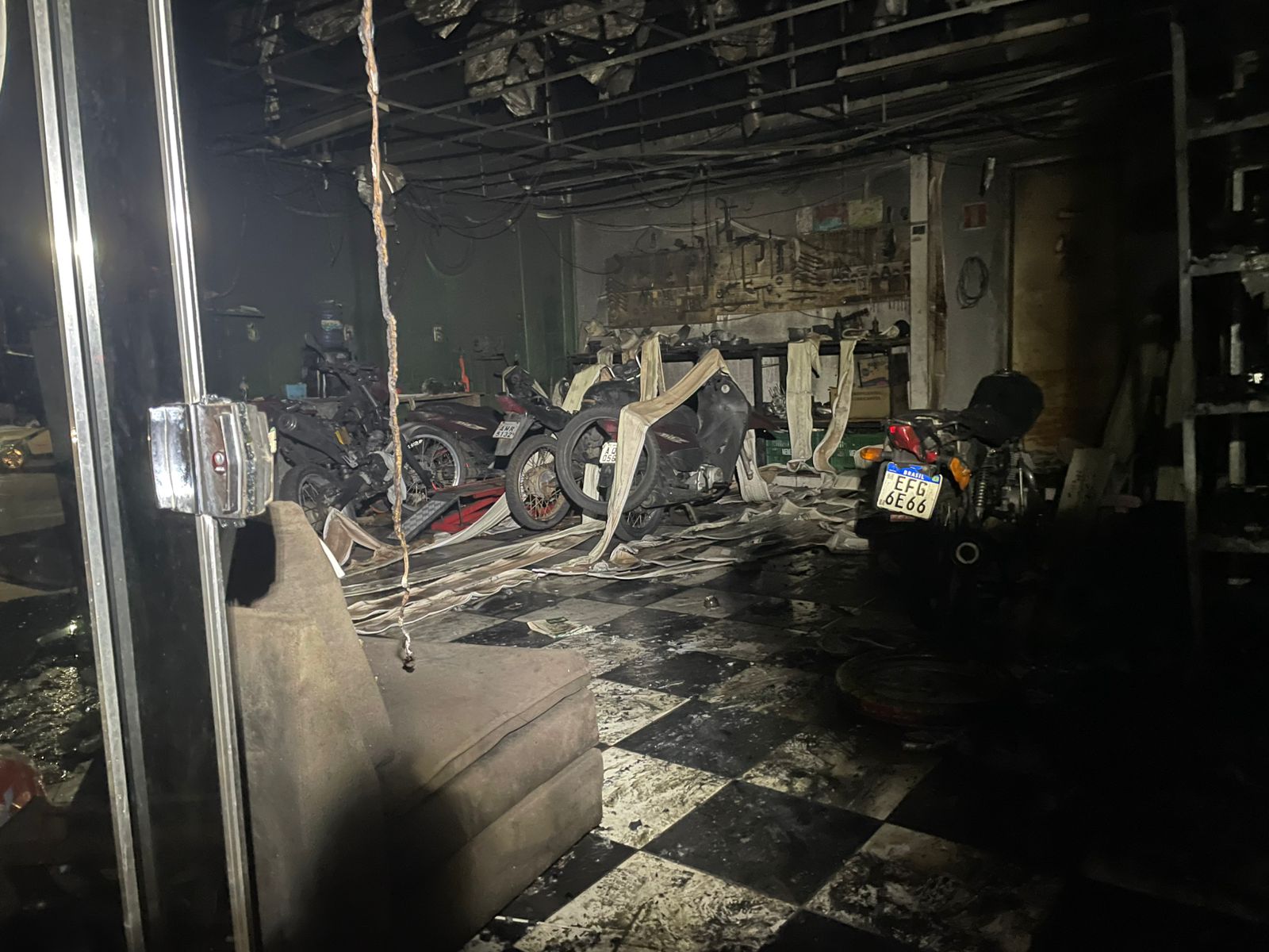 Incêndio consome interior de oficina de motos no São Cristóvão