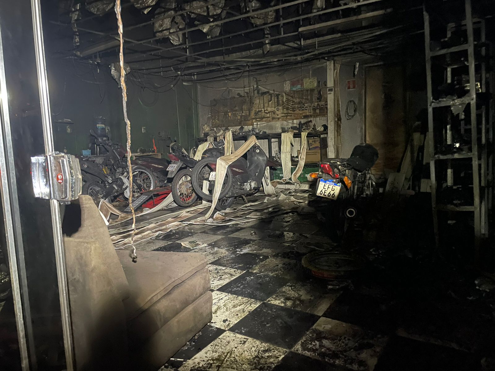Jornal Ilustrado - Incêndio consome interior de oficina de motos no São Cristóvão