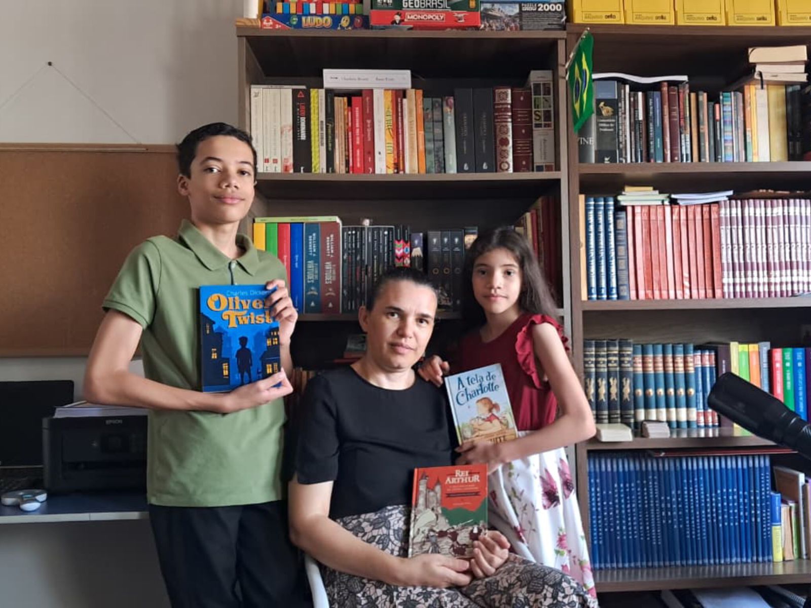 Incentivo dentro de casa fortalece hábito da leitura entre irmãos em Umuarama