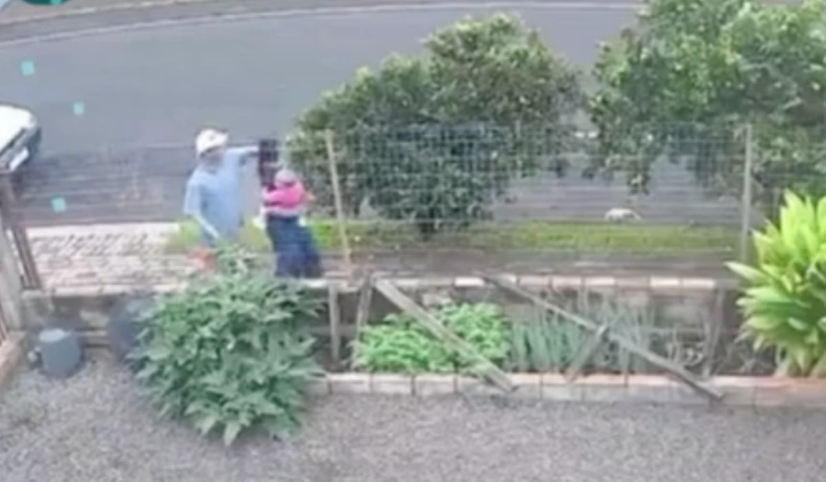 Adolescente é morta a facadas pelo ex-companheiro enquanto caminhava com bebê no colo no PR