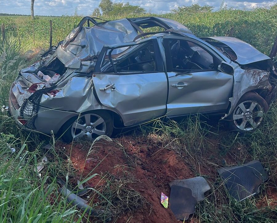 Jornal Ilustrado - Motorista é encontrado em valeta após carro capotar em estrada rural em Iporã