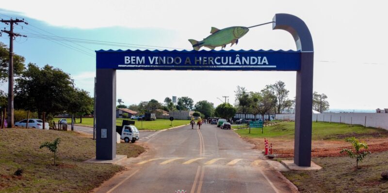 Mulher invade casa do ex-companheiro, faz escândalo e derruba moto em Herculândia
