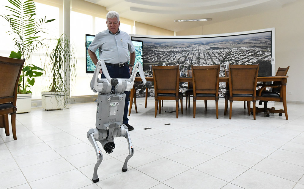 Jornal Ilustrado - O grande jornal do Noroeste do Paraná Jornal Ilustrado - ‘Cachorro-robô’ fortalece ensino e inovação tecnológica no Technopark de Umuarama